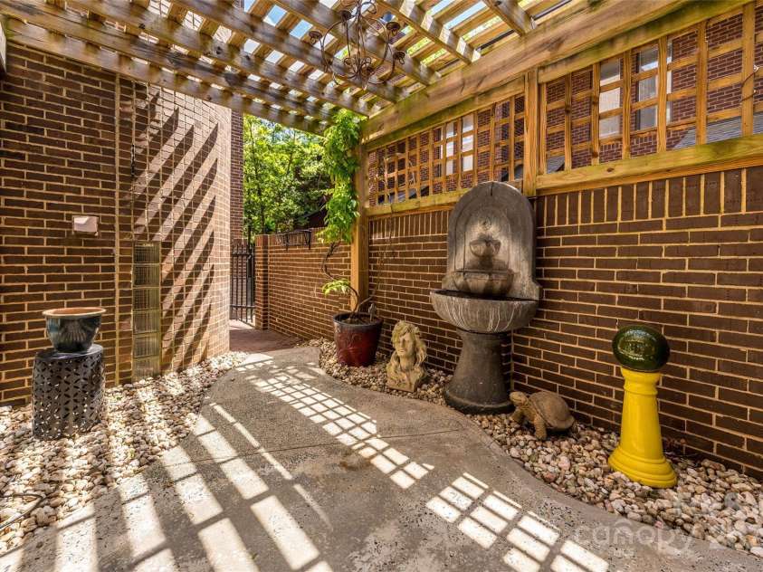 217 8th Street, Charlotte, NC 28202.  MLS# CAR4248555, YatesRealty ID 8120. 