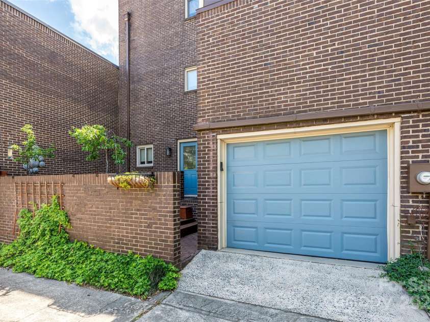 217 8th Street, Charlotte, NC 28202.  MLS# CAR4248555, YatesRealty ID 8120. 