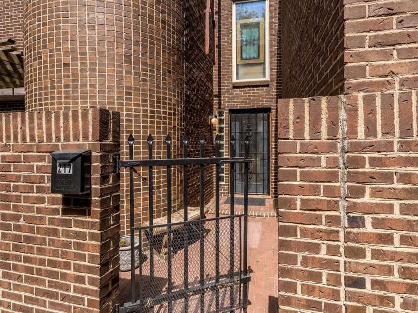 217 8th Street, Charlotte, NC 28202.  MLS# CAR4248555, YatesRealty ID 8120. 