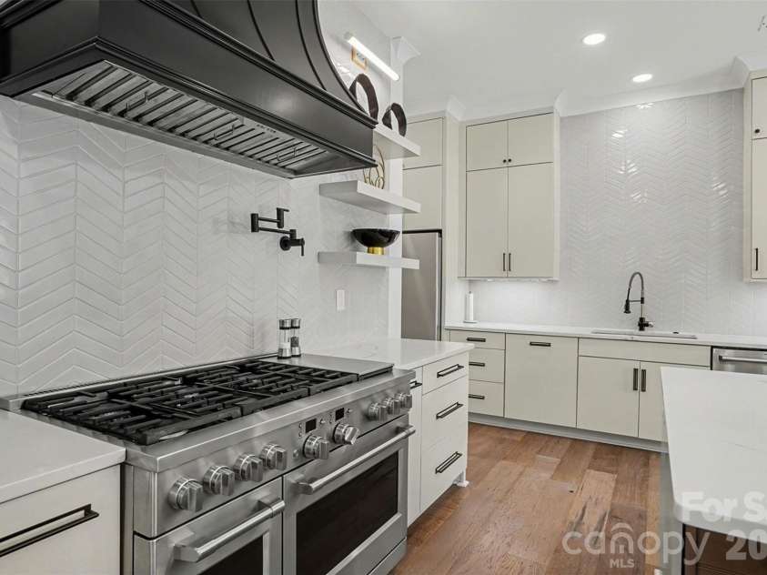 915 Laurel Creek Lane, Charlotte, NC 28211.  MLS# CAR4398548, YatesRealty ID 8123. 