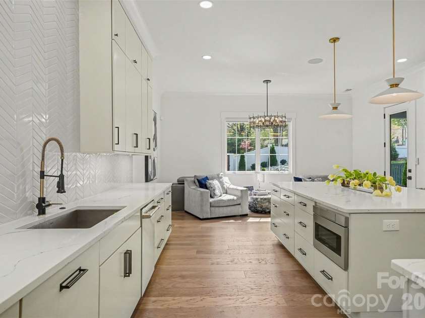 915 Laurel Creek Lane, Charlotte, NC 28211.  MLS# CAR4398548, YatesRealty ID 8123. 