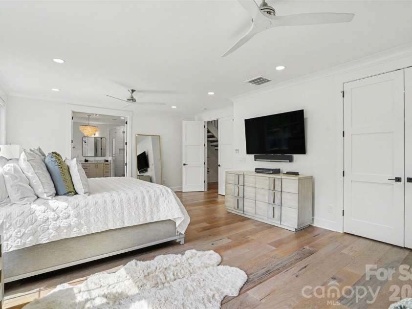 915 Laurel Creek Lane, Charlotte, NC 28211.  MLS# CAR4398548, YatesRealty ID 8123. 