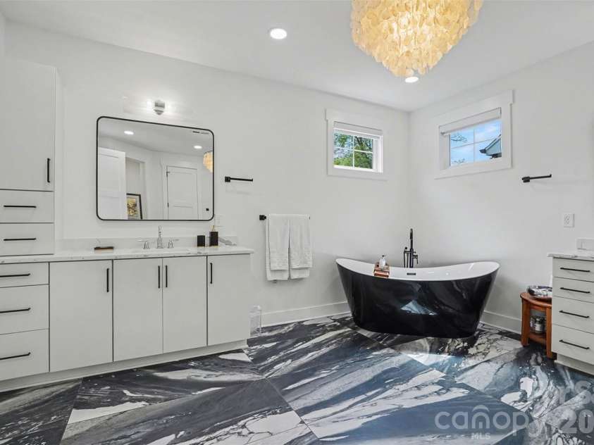 915 Laurel Creek Lane, Charlotte, NC 28211.  MLS# CAR4398548, YatesRealty ID 8123. 