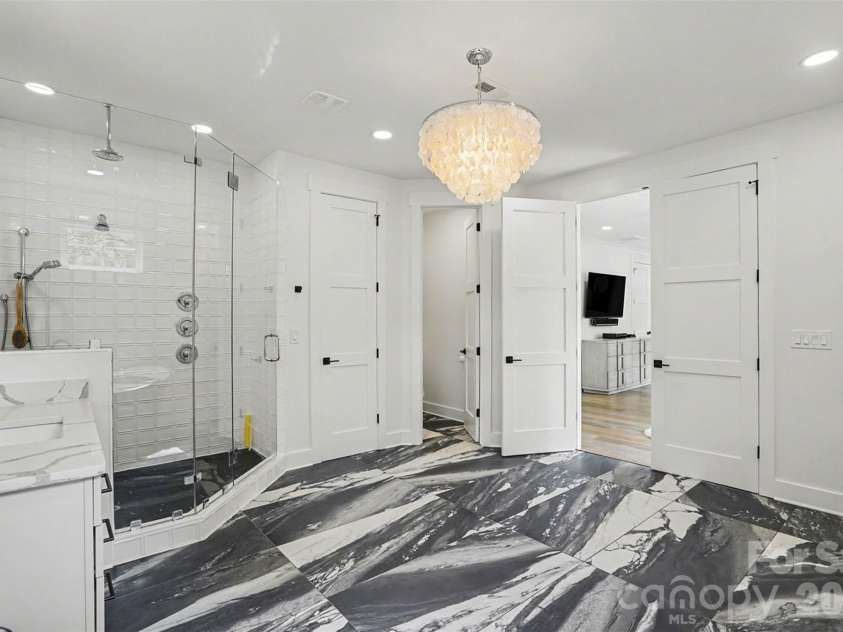 915 Laurel Creek Lane, Charlotte, NC 28211.  MLS# CAR4398548, YatesRealty ID 8123. 