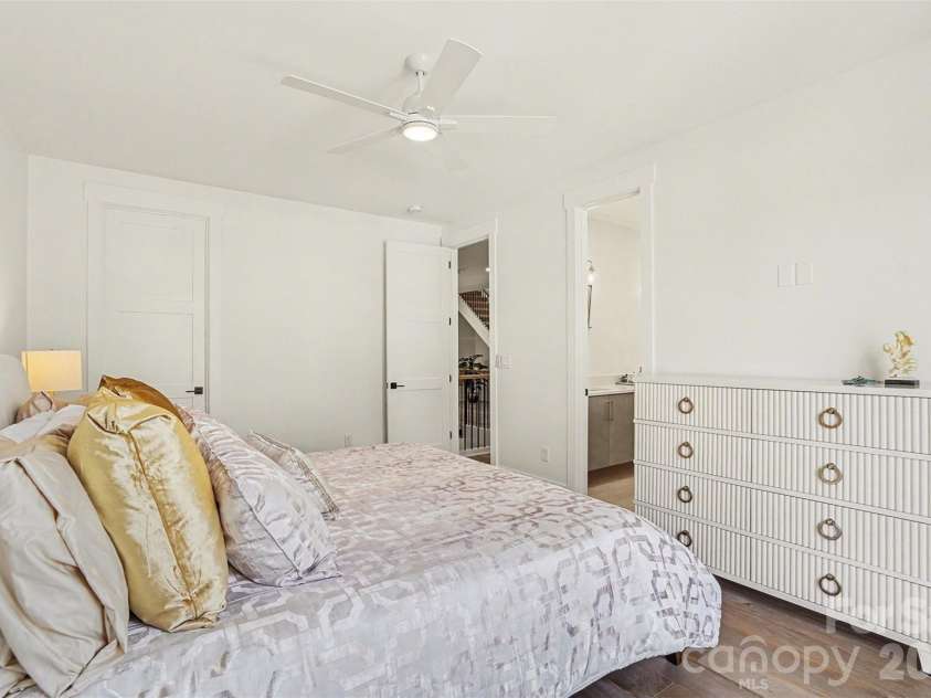 915 Laurel Creek Lane, Charlotte, NC 28211.  MLS# CAR4398548, YatesRealty ID 8123. 