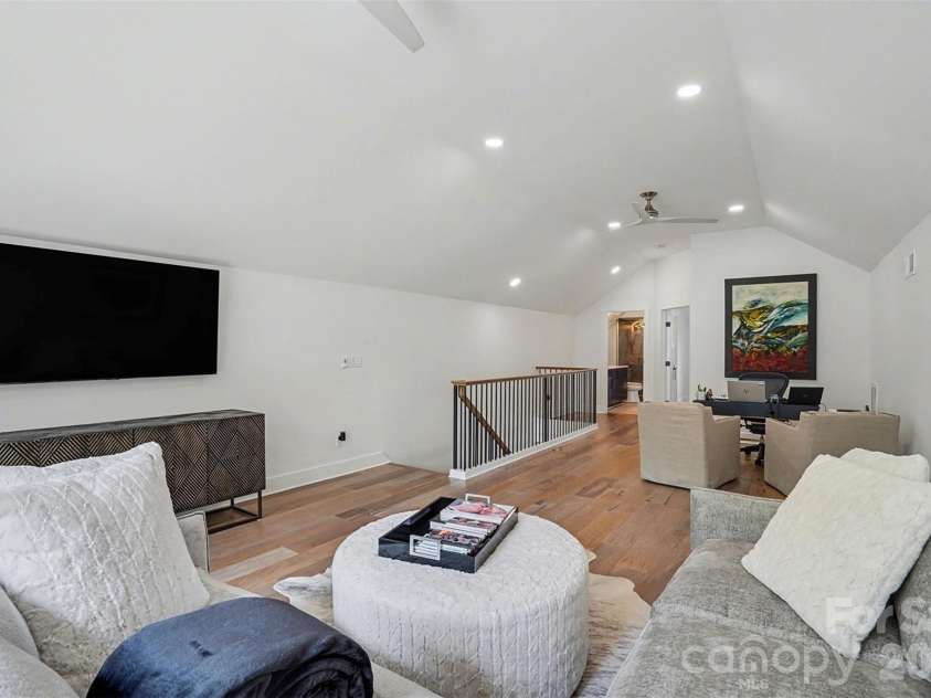915 Laurel Creek Lane, Charlotte, NC 28211.  MLS# CAR4398548, YatesRealty ID 8123. 
