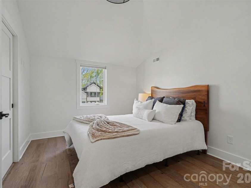 915 Laurel Creek Lane, Charlotte, NC 28211.  MLS# CAR4398548, YatesRealty ID 8123. 