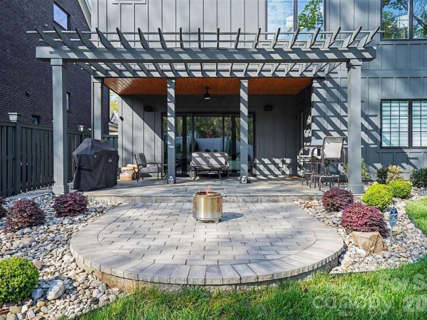 915 Laurel Creek Lane, Charlotte, NC 28211.  MLS# CAR4398548, YatesRealty ID 8123. 