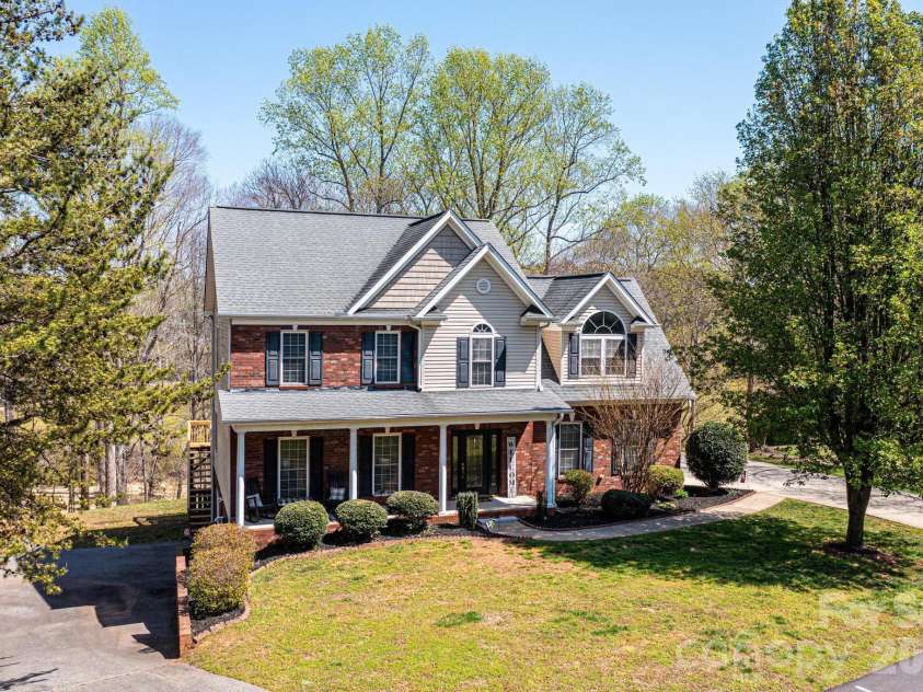 2586 Henry Falls Drive, Hickory, NC 28602.  MLS# CAR4365089, YatesRealty ID 8126. 
