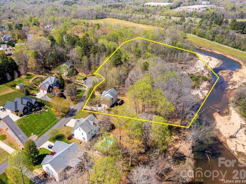 2586 Henry Falls Drive, Hickory, NC 28602.  MLS# CAR4365089, YatesRealty ID 8126. 