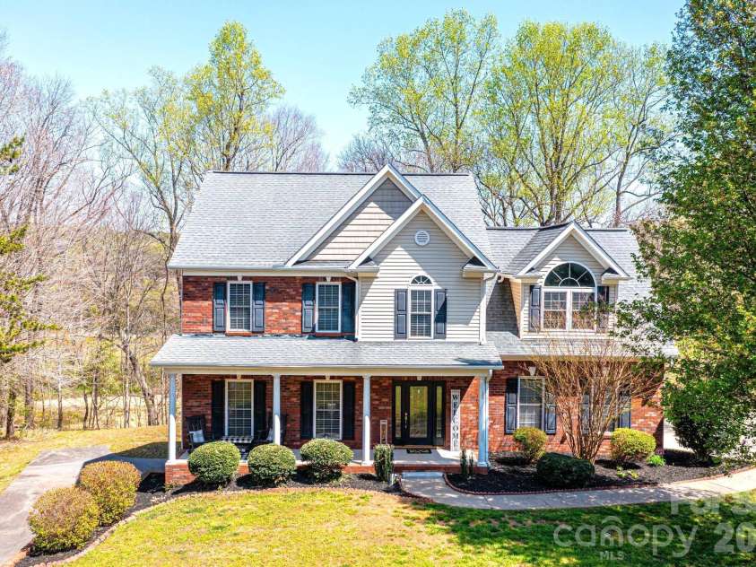 2586 Henry Falls Drive, Hickory, NC 28602.  MLS# CAR4365089, YatesRealty ID 8126. 