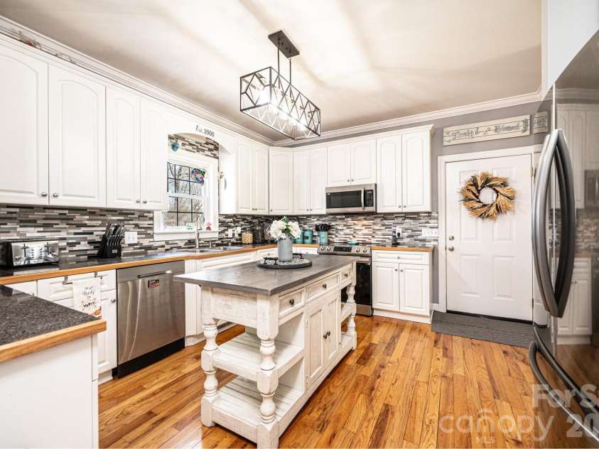 2586 Henry Falls Drive, Hickory, NC 28602.  MLS# CAR4365089, YatesRealty ID 8126. Kitchen