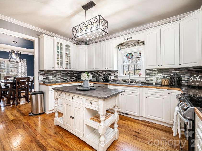 2586 Henry Falls Drive, Hickory, NC 28602.  MLS# CAR4365089, YatesRealty ID 8126. Kitchen