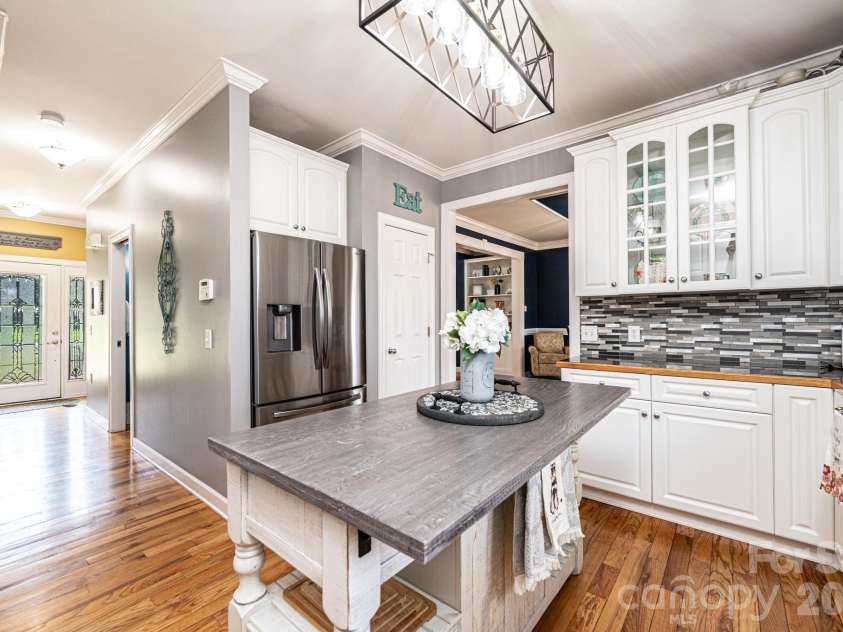 2586 Henry Falls Drive, Hickory, NC 28602.  MLS# CAR4365089, YatesRealty ID 8126. Kitchen