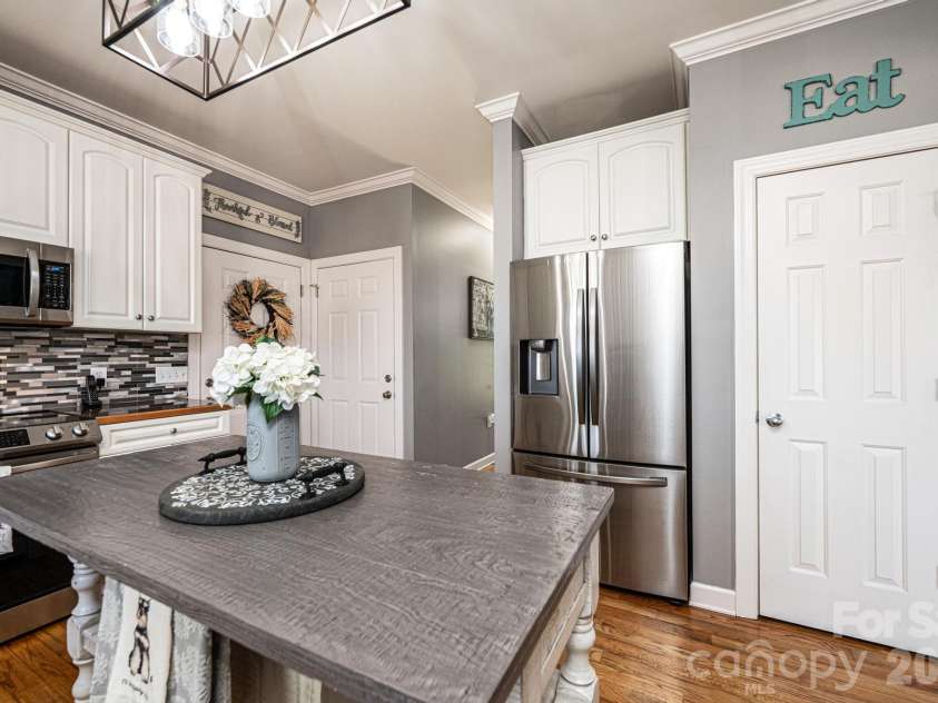 2586 Henry Falls Drive, Hickory, NC 28602.  MLS# CAR4365089, YatesRealty ID 8126. Kitchen w/Pantry