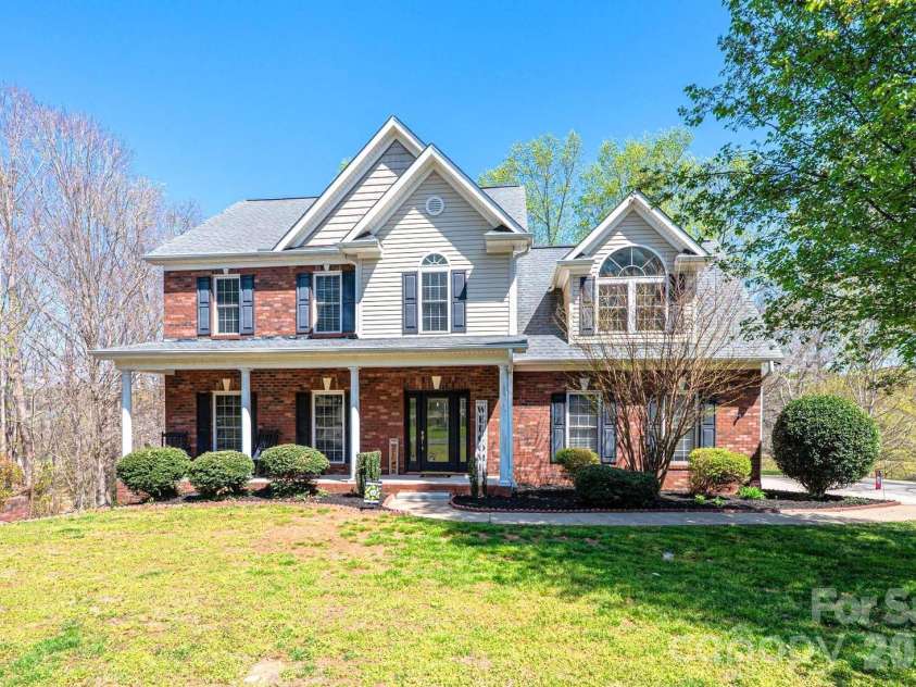 2586 Henry Falls Drive, Hickory, NC 28602.  MLS# CAR4365089, YatesRealty ID 8126. Level Front Yard