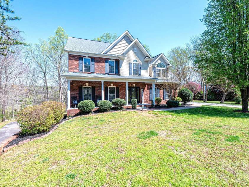 2586 Henry Falls Drive, Hickory, NC 28602.  MLS# CAR4365089, YatesRealty ID 8126. Main Level Driveway plus Lower Level Driveway