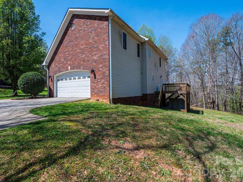 2586 Henry Falls Drive, Hickory, NC 28602.  MLS# CAR4365089, YatesRealty ID 8126. Main Level Garage