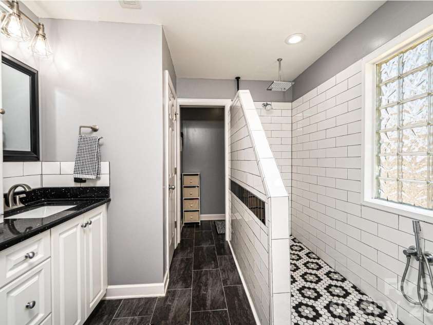 2586 Henry Falls Drive, Hickory, NC 28602.  MLS# CAR4365089, YatesRealty ID 8126. Primary Bathroom