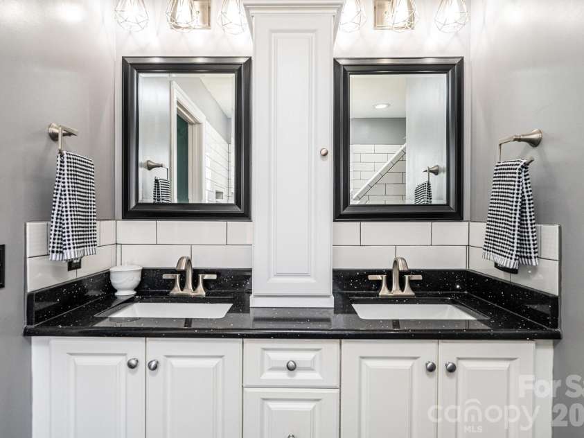 2586 Henry Falls Drive, Hickory, NC 28602.  MLS# CAR4365089, YatesRealty ID 8126. Primary Bathroom