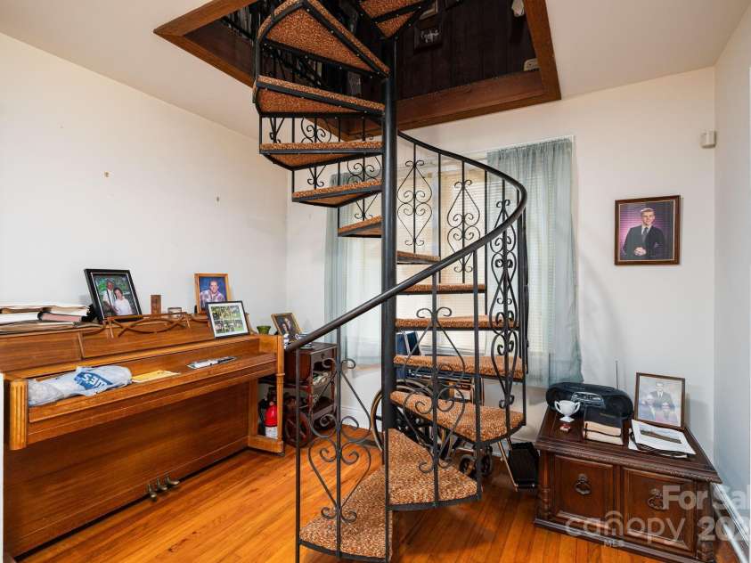 1544 Kings Road, Shelby, NC 28150.  MLS# CAR4306163, YatesRealty ID 813. Spiral Staircase