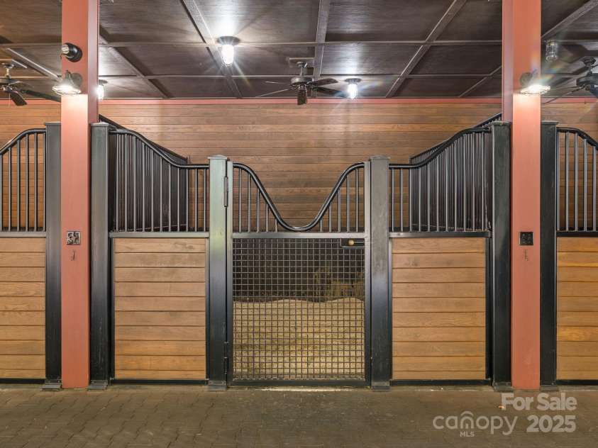 900 Fairview Farms Road, Campobello, SC 29322.  MLS# CAR4319715, YatesRealty ID 813. 