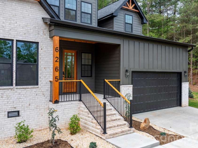 6265 Riviera Run Estates Drive, Hickory, NC 28601.  MLS# CAR4365268, YatesRealty ID 8131. 