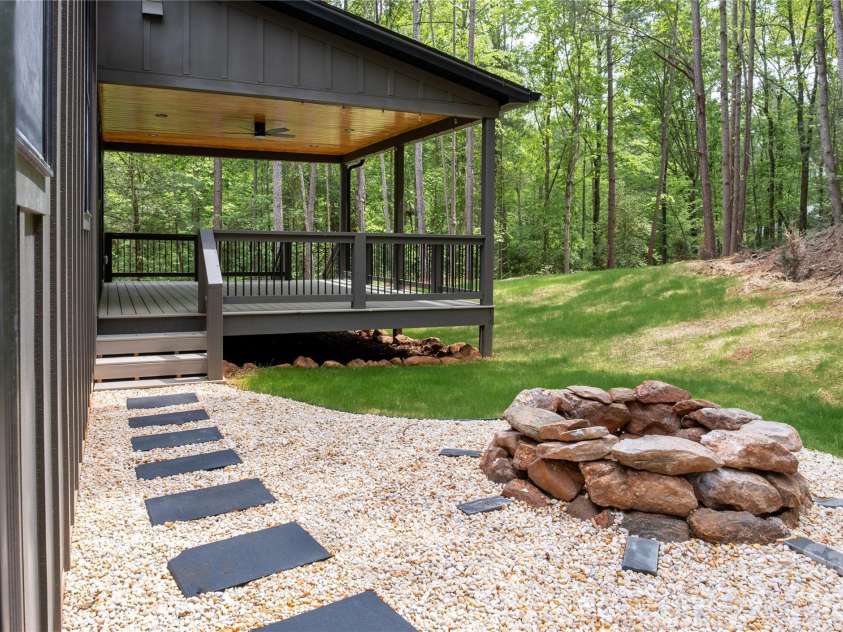 6265 Riviera Run Estates Drive, Hickory, NC 28601.  MLS# CAR4365268, YatesRealty ID 8131. 