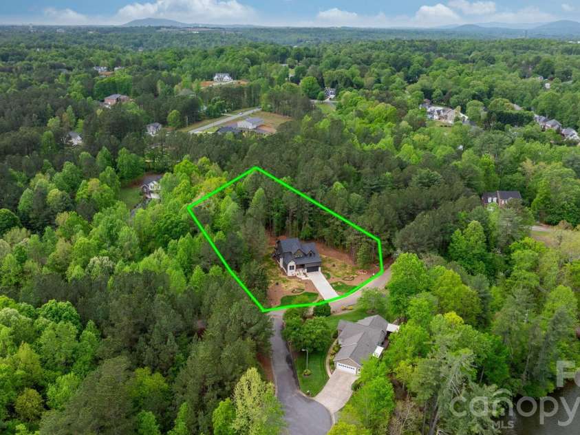 6265 Riviera Run Estates Drive, Hickory, NC 28601.  MLS# CAR4365268, YatesRealty ID 8131. Approximate Lot Boundaries