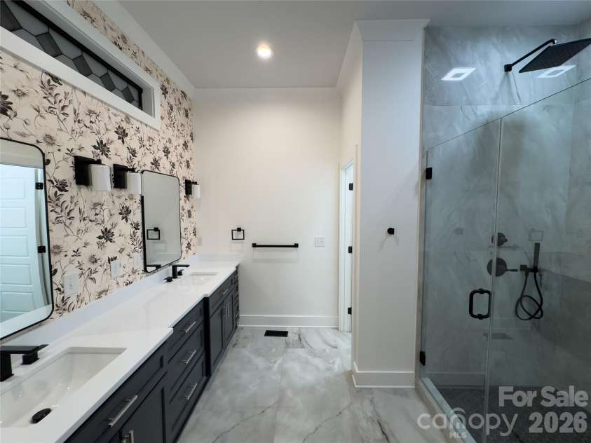 6265 Riviera Run Estates Drive, Hickory, NC 28601.  MLS# CAR4365268, YatesRealty ID 8131. Master Bath