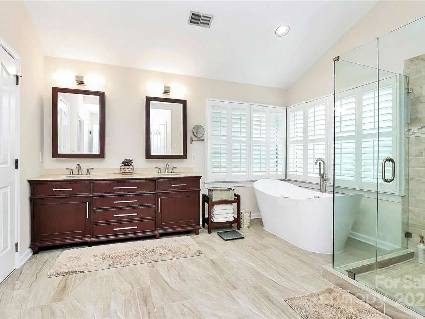 9800 Deer Brook Lane, Charlotte, NC 28210.  MLS# CAR4228341, YatesRealty ID 8132. 