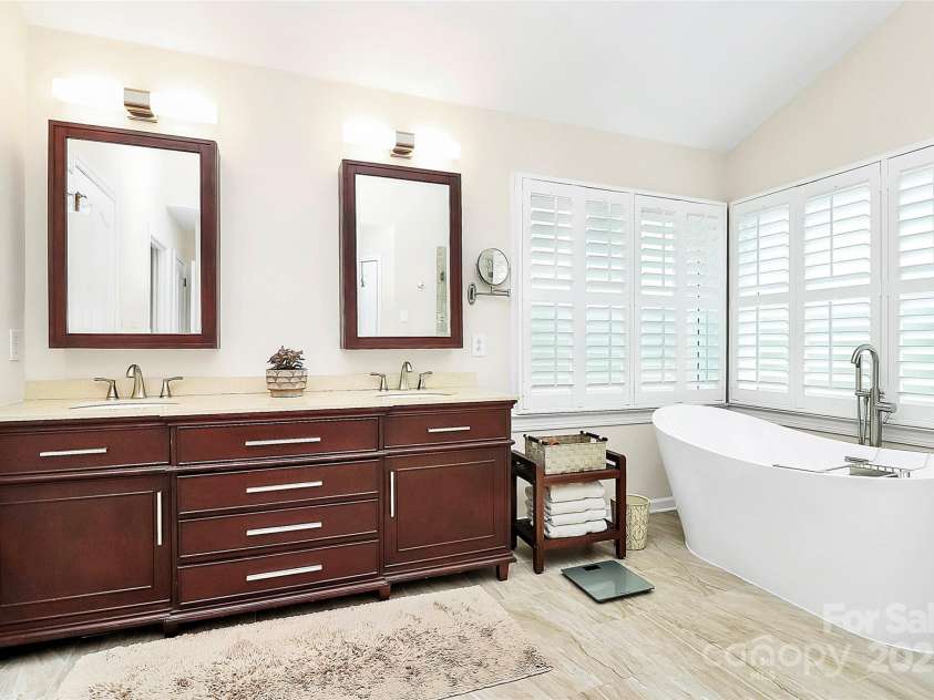 9800 Deer Brook Lane, Charlotte, NC 28210.  MLS# CAR4228341, YatesRealty ID 8132. 