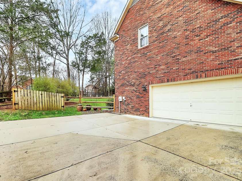 9800 Deer Brook Lane, Charlotte, NC 28210.  MLS# CAR4228341, YatesRealty ID 8132. 