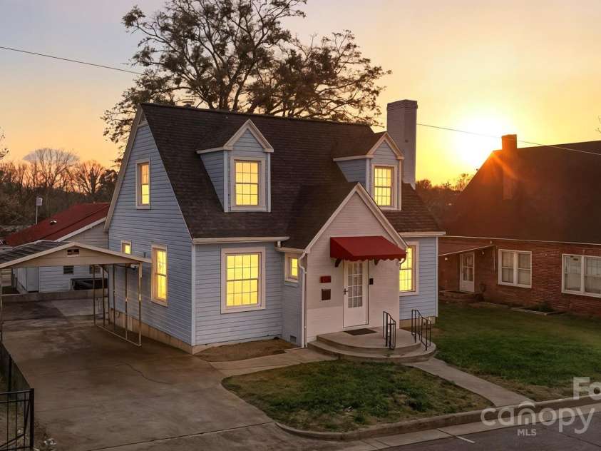 323 4th Street Place, Hickory, NC 28602.  MLS# CAR4319636, YatesRealty ID 8134. 