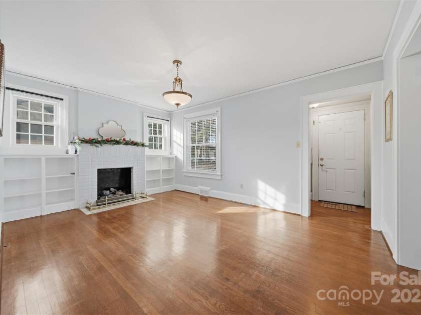 323 4th Street Place, Hickory, NC 28602.  MLS# CAR4319636, YatesRealty ID 8134. 