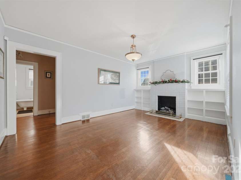 323 4th Street Place, Hickory, NC 28602.  MLS# CAR4319636, YatesRealty ID 8134. 