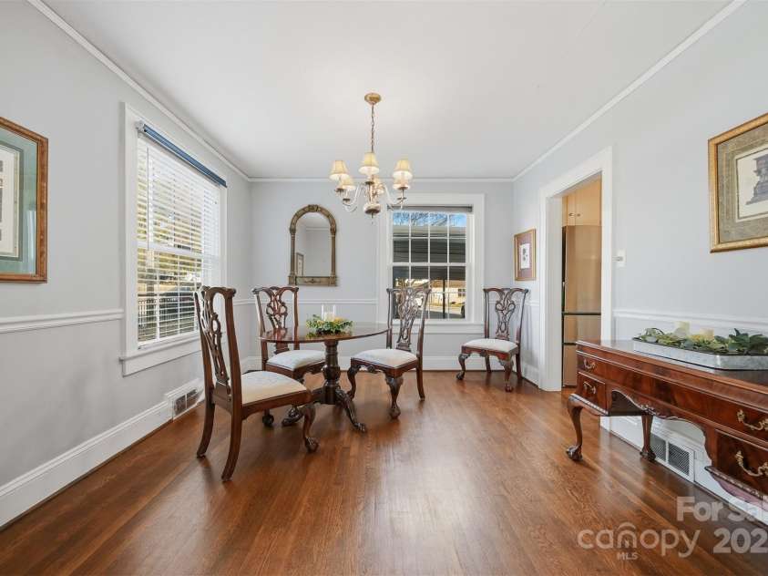 323 4th Street Place, Hickory, NC 28602.  MLS# CAR4319636, YatesRealty ID 8134. 