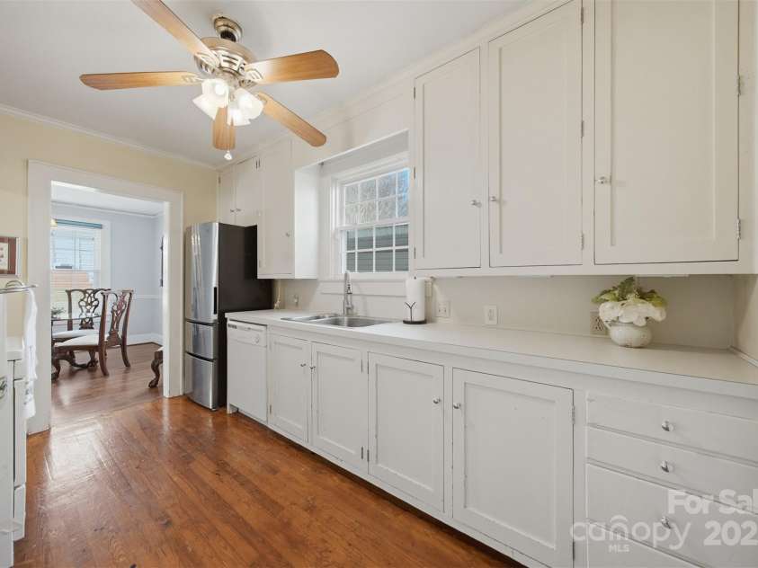 323 4th Street Place, Hickory, NC 28602.  MLS# CAR4319636, YatesRealty ID 8134. 