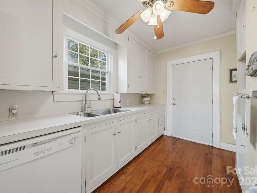 323 4th Street Place, Hickory, NC 28602.  MLS# CAR4319636, YatesRealty ID 8134. 