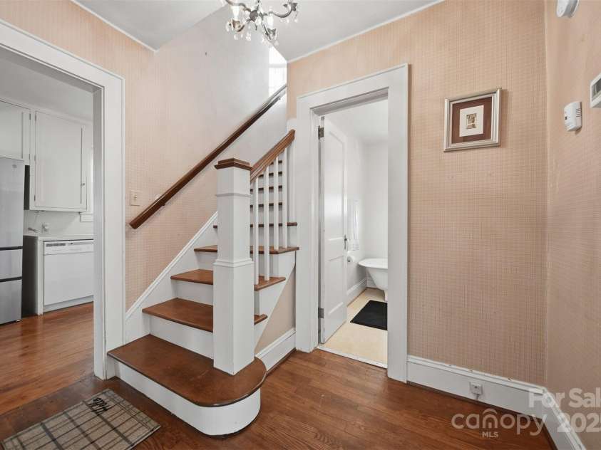 323 4th Street Place, Hickory, NC 28602.  MLS# CAR4319636, YatesRealty ID 8134. 