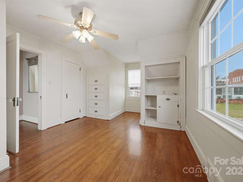 323 4th Street Place, Hickory, NC 28602.  MLS# CAR4319636, YatesRealty ID 8134. 