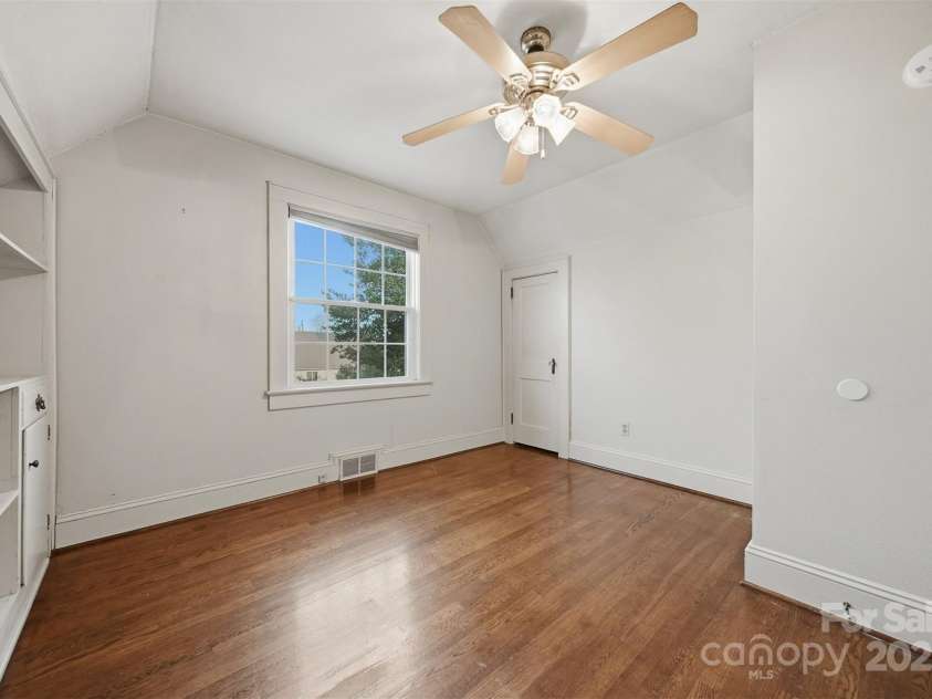 323 4th Street Place, Hickory, NC 28602.  MLS# CAR4319636, YatesRealty ID 8134. 