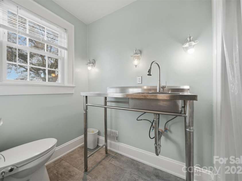 323 4th Street Place, Hickory, NC 28602.  MLS# CAR4319636, YatesRealty ID 8134. 