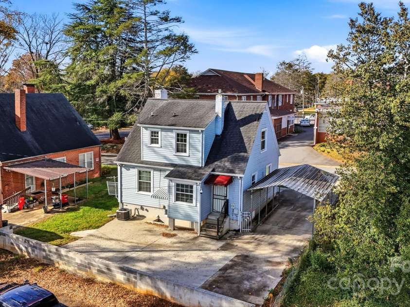 323 4th Street Place, Hickory, NC 28602.  MLS# CAR4319636, YatesRealty ID 8134. 
