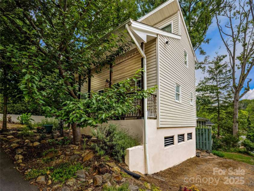 11 Pinewood Road, Asheville, NC 28805.  MLS# CAR4285449, YatesRealty ID 8138. 