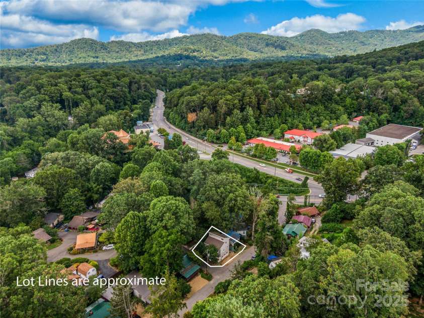 11 Pinewood Road, Asheville, NC 28805.  MLS# CAR4285449, YatesRealty ID 8138. 