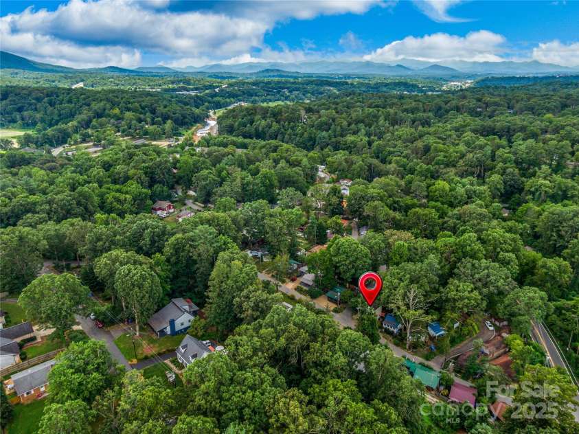 11 Pinewood Road, Asheville, NC 28805.  MLS# CAR4285449, YatesRealty ID 8138. 