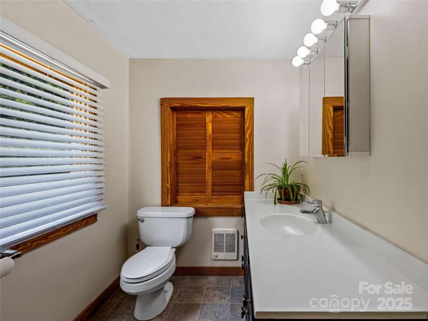 11 Pinewood Road, Asheville, NC 28805.  MLS# CAR4285449, YatesRealty ID 8138. 