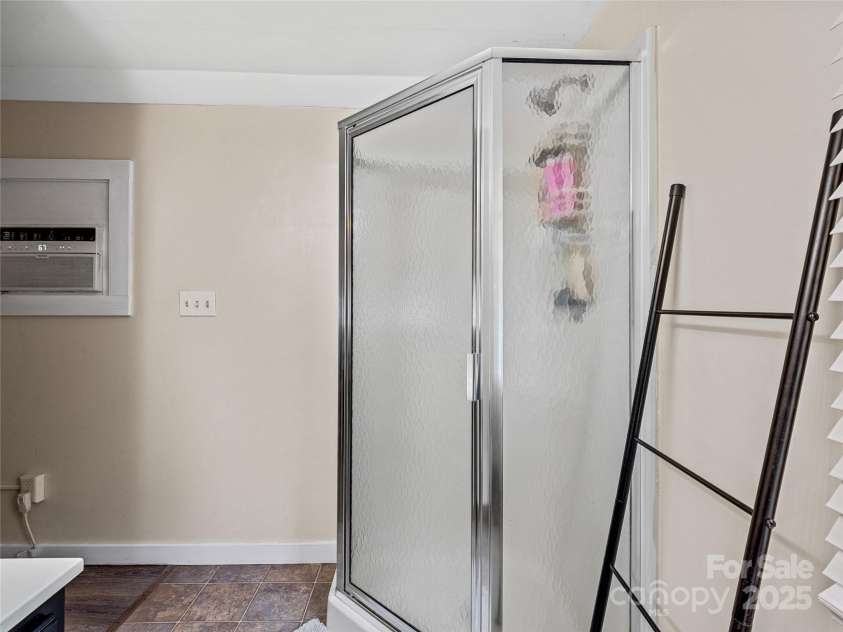 11 Pinewood Road, Asheville, NC 28805.  MLS# CAR4285449, YatesRealty ID 8138. 