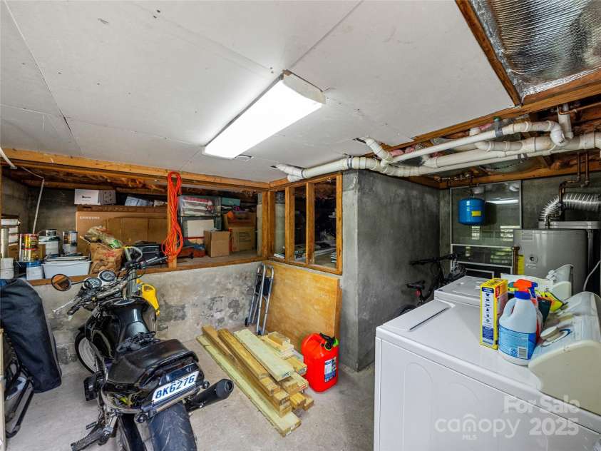 11 Pinewood Road, Asheville, NC 28805.  MLS# CAR4285449, YatesRealty ID 8138. 